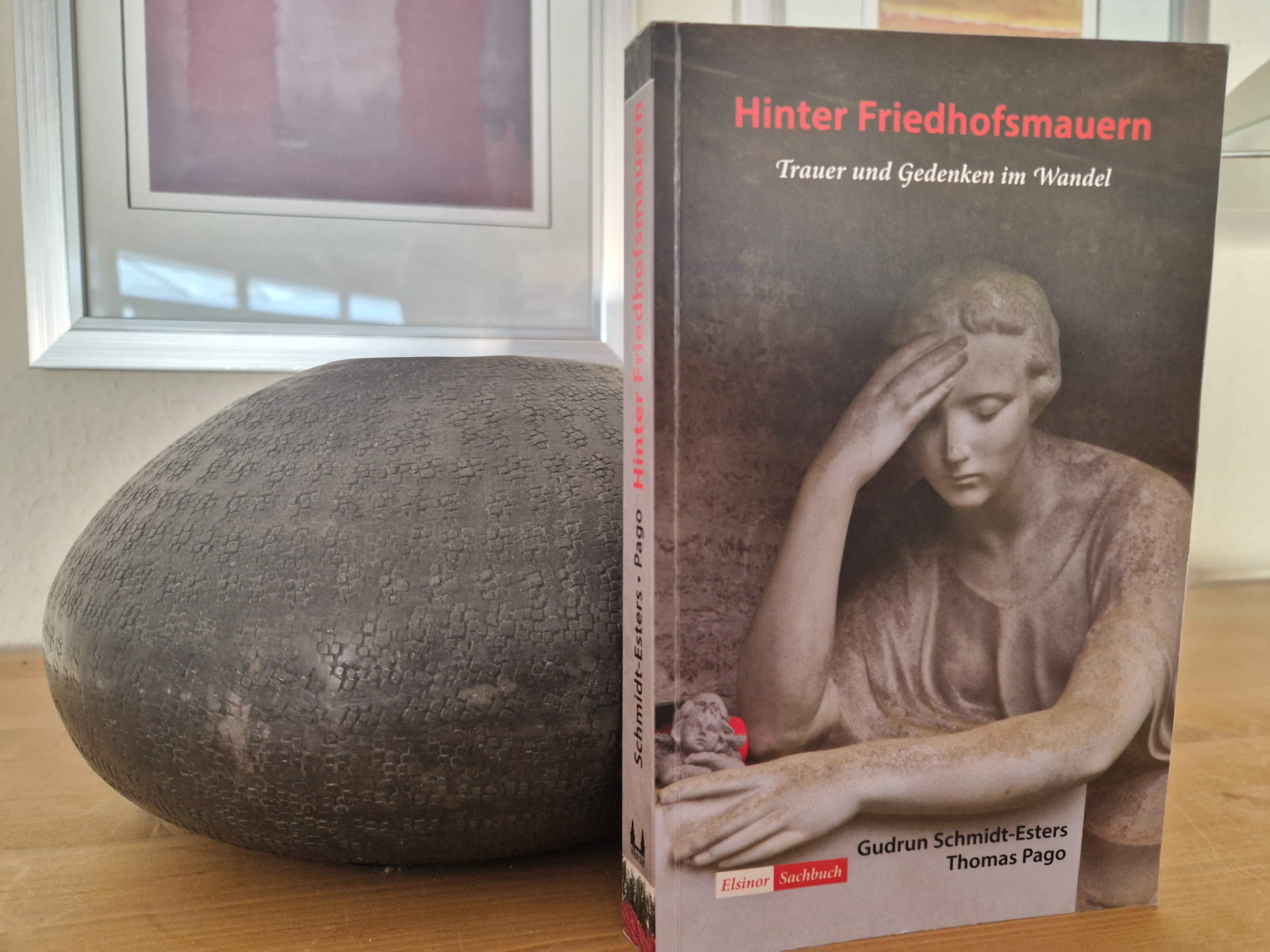 Hinter Friedhofsmauern