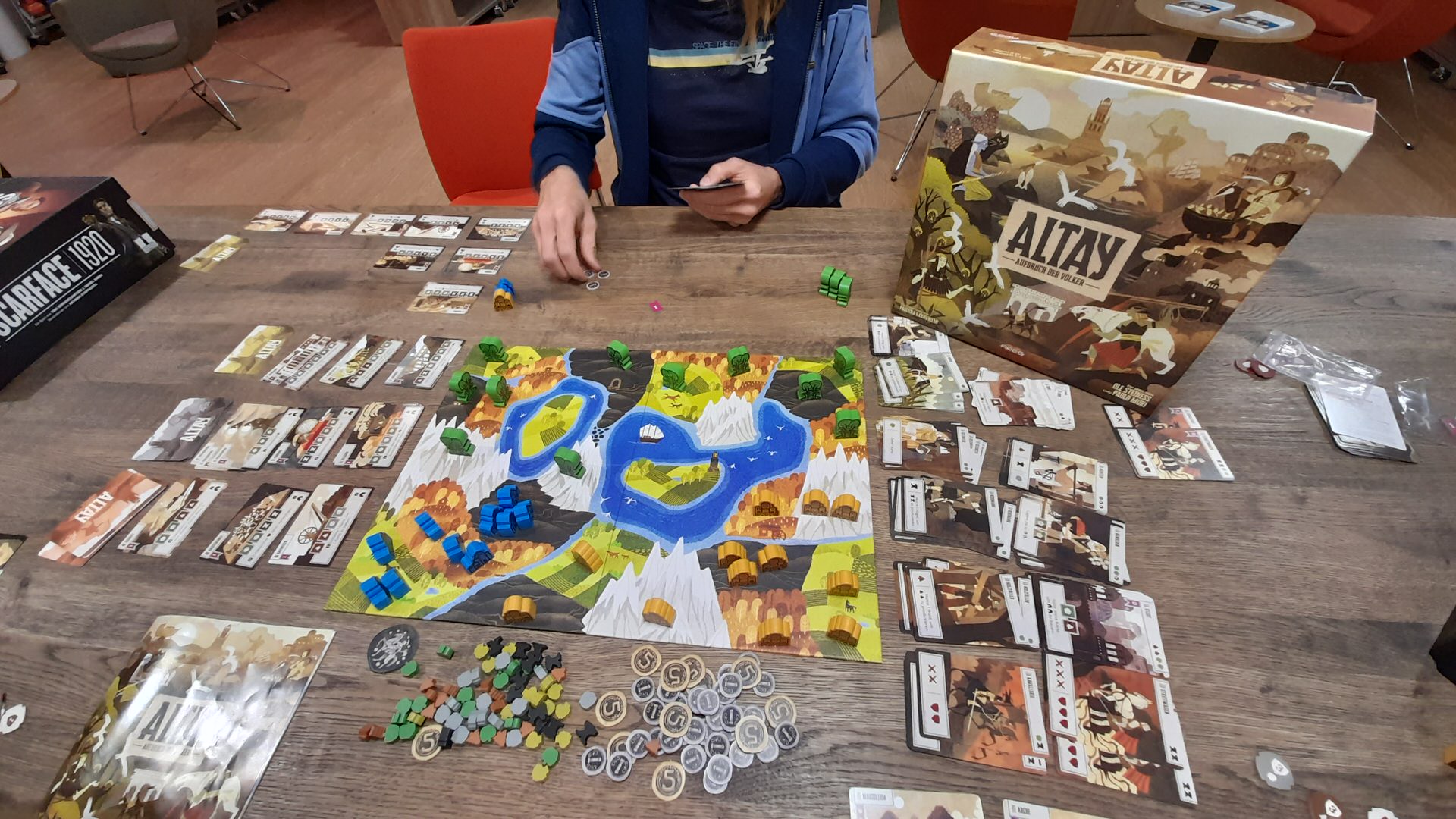 Spielen und lesen am Abend